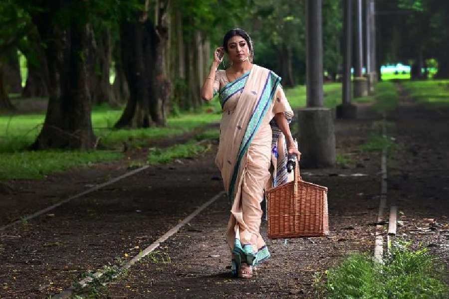 Shot on the tram tracks at Maidan, Paoli channelled a simple look in a traditional Dhaniakhali sari from Twine Tales. Her look was inspired by a regular working woman of the early 1900s, on the streets of Calcutta.
