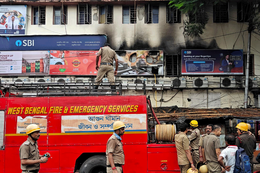 Fire broke at a SBI branch near Dhakuria Bridge on Wednesday.