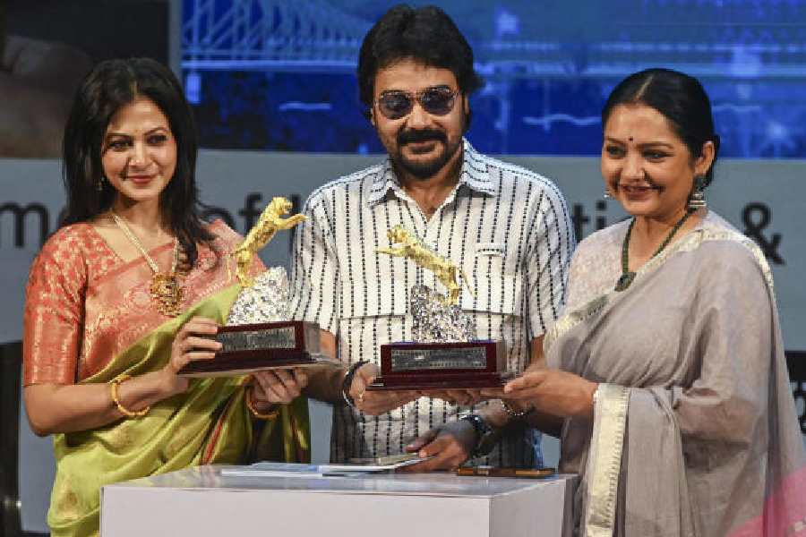 (From left) Actors Koel Mallick, Prosenjit Chatterjee and June Malia unveil the trophies of the film festival. 