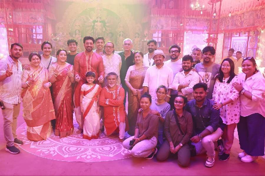 Dev with the cast and crew on the sets of ‘Projapoti 2’