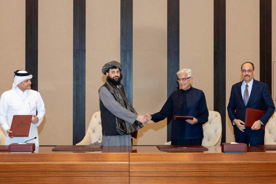Afghan Defence Minister Mullah Mohammad Yaqoob Mujahid and Pakistani Defence Minister Khawaja Muhammad Asif shake hands following the signing of a ceasefire agreement mediated by Qatar and Turkey, in Doha, Qatar, October 19, 2025.