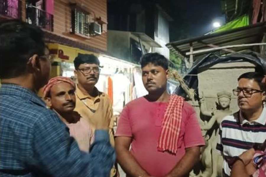 The team speaks to porters in Kumartuli who help transport the idols