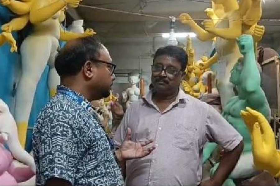A team member shares advice at Kumartuli