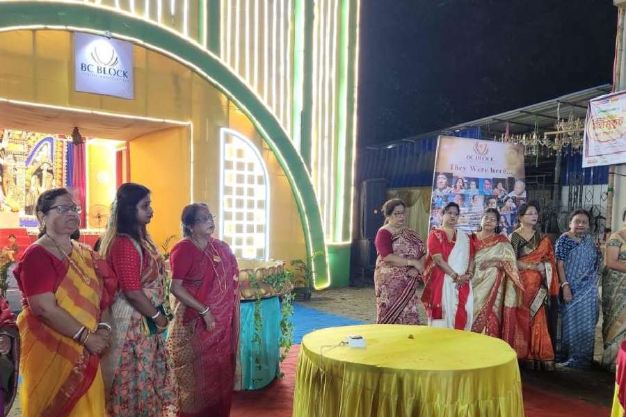 The contestants answer the judges’ questions outside BC Block Kali puja pandal.