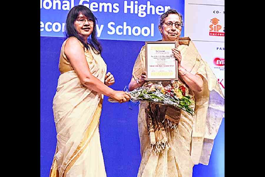 Keya Sinha (right) receives her award from Denise O’Brien on Saturday