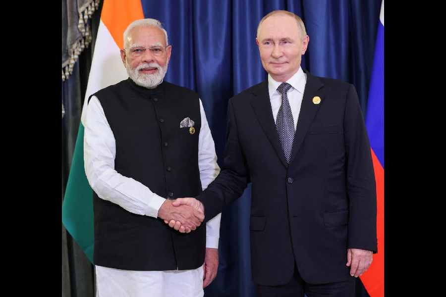 Russian President Putin shakes hands with Indian Prime Minister Modi on the sidelines of the SCO summit in Tianjin