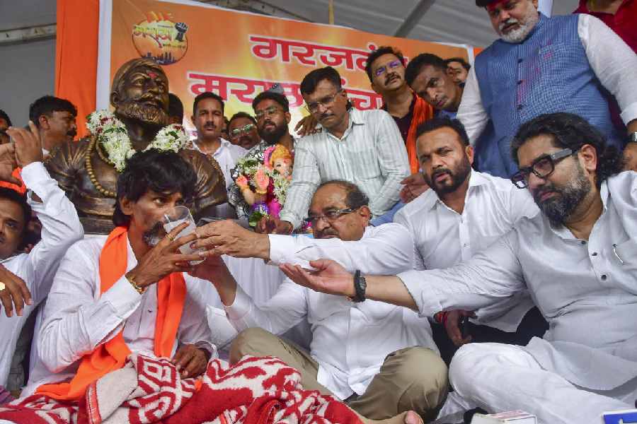 Manoj Jarange Patil breaks his hunger strike by sipping fruit juice in Mumbai on Tuesday.
