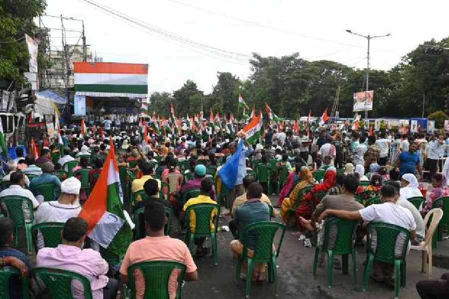 Trinamool Congress supporters at the dharna mancha at Dorina Crossing in Calcutta on Tuesday. Trinamool shifted its Bhasha Andolon venue to Dorina Crossing after the army dismantled its dais on Mayo Road on Monday. Picture by Sanat Kr Sinha