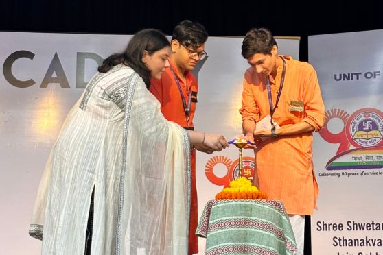 The opening ceremony began with the auspicious lamp lighting.