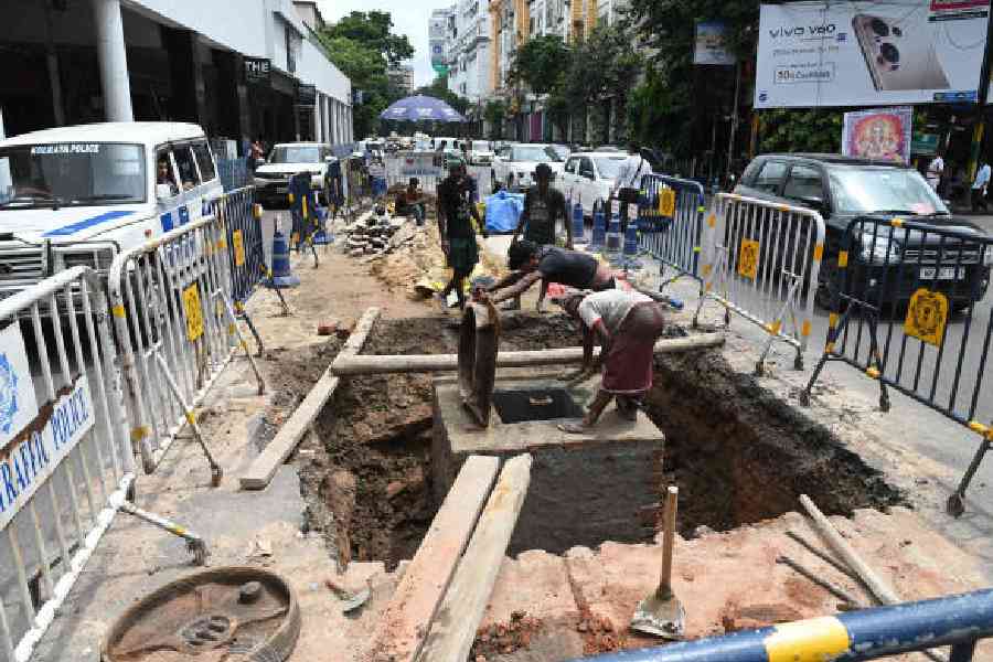 Workers at the cave-in site on Park Street on Thursday. Picture by Sanat Kr Sinha