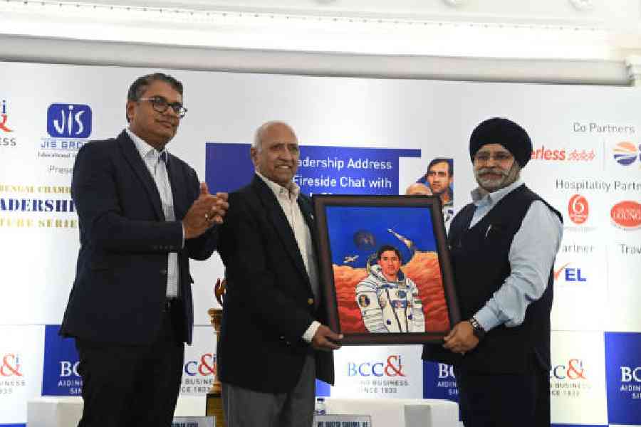 The first Indian cosmonaut, Rakesh Sharma (centre), being felicitated at The Bengal Chamber on Saturday. Pictures by Bishwarup Dutta