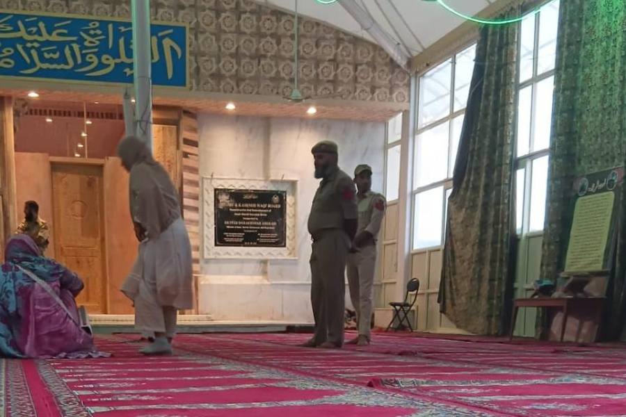 Policemen deployed to prevent devotees from going close to the damaged plaque at Hazratbal