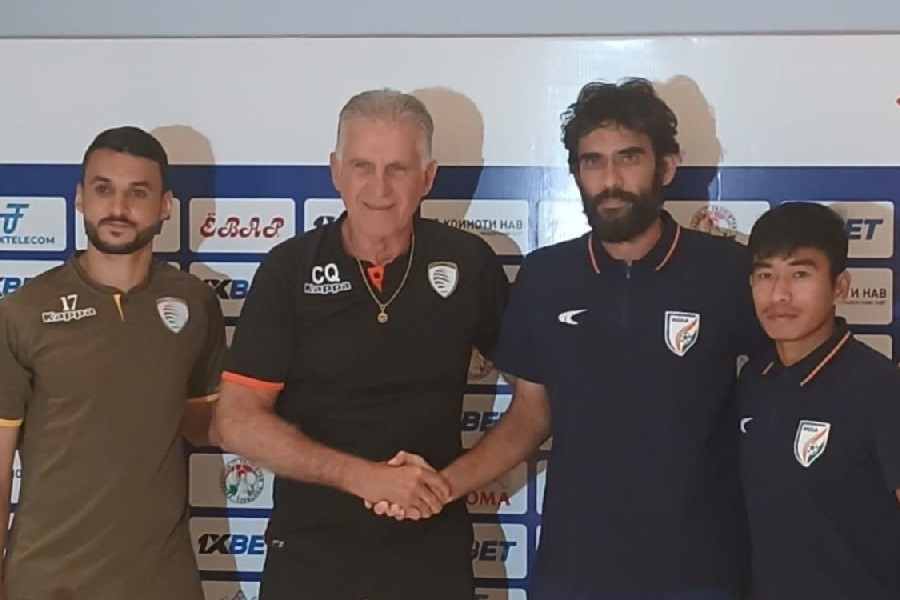 Oman coach Carlos Queiroz (left) and his India counterpart Khalid Jamil pose during a news conference in Hisor on Sunday. Boris Singh Thangjam is on the right. (AIFF)  