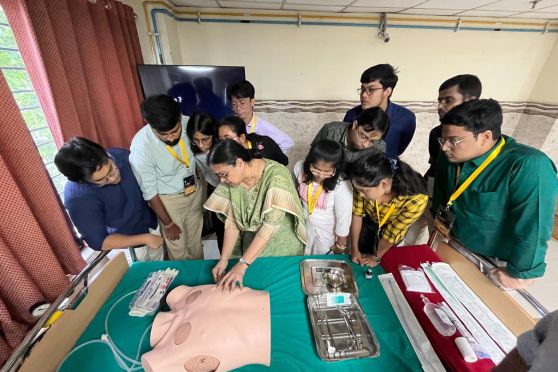Beyond lectures, Perizia 2025 stood out for its hands-on learning opportunities. With more than 25 workshops across 20 departments, participants gained exposure to critical areas such as life support, ultrasonography, trauma care, and surgical skills. These sessions allowed students to sharpen their practical expertise, bridging the gap between textbook knowledge and real-world medical challenges.