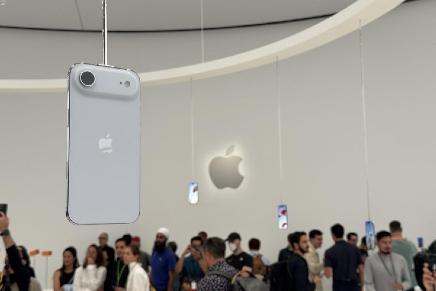 At 5.6 mm and weighing just 165 grams, iPhone Air is the thinnest iPhone ever — even with a large, immersive 6.5‑inch display and the power of the A19 Pro chip.  