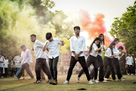 The performance left the gathered crowd spellbound, turning a bustling public space into a moment of silent reflection.