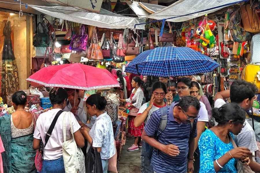 Gariahat, the shopping heart of south Kolkata, was teeming with visitors navigating the narrow lanes lined with colourful garments and accessories. From traditional silks to trendy cottons, the stalls and stores saw brisk sales as families hopped from one shop to another, comparing patterns and prices. Despite the overcast skies, umbrellas dotted the market as shoppers refused to let the rain dampen their Puja spirit