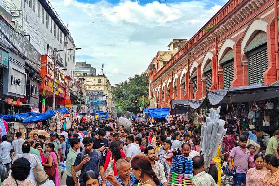 Meanwhile, New Market and its adjoining stalls on Lindsay Street witnessed a similar frenzy. The heritage red-brick arcade buzzed with bargain-hunters looking for jewellery, shoes, bags and cosmetics. Hawkers selling everything from umbrellas to festive home décor reported strong weekend sales