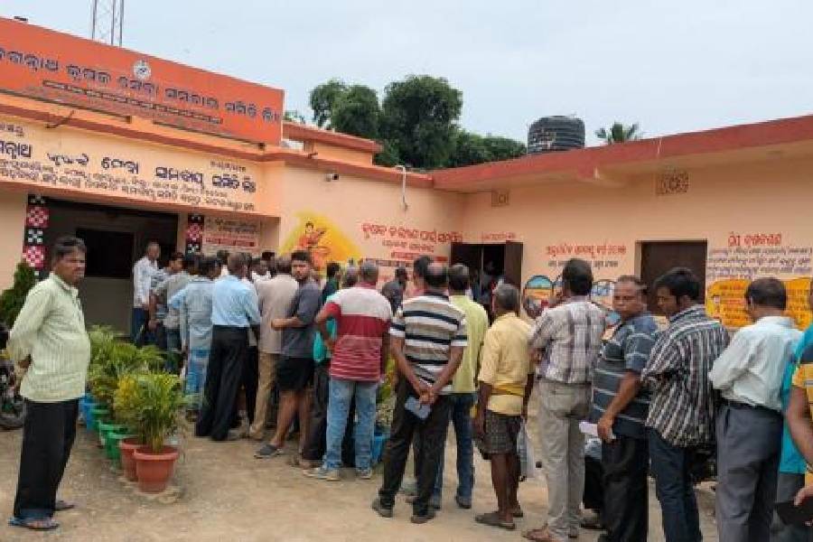 Long queue for fertilizer at a cooperative society at Brahmanijharilo village in Cuttack district