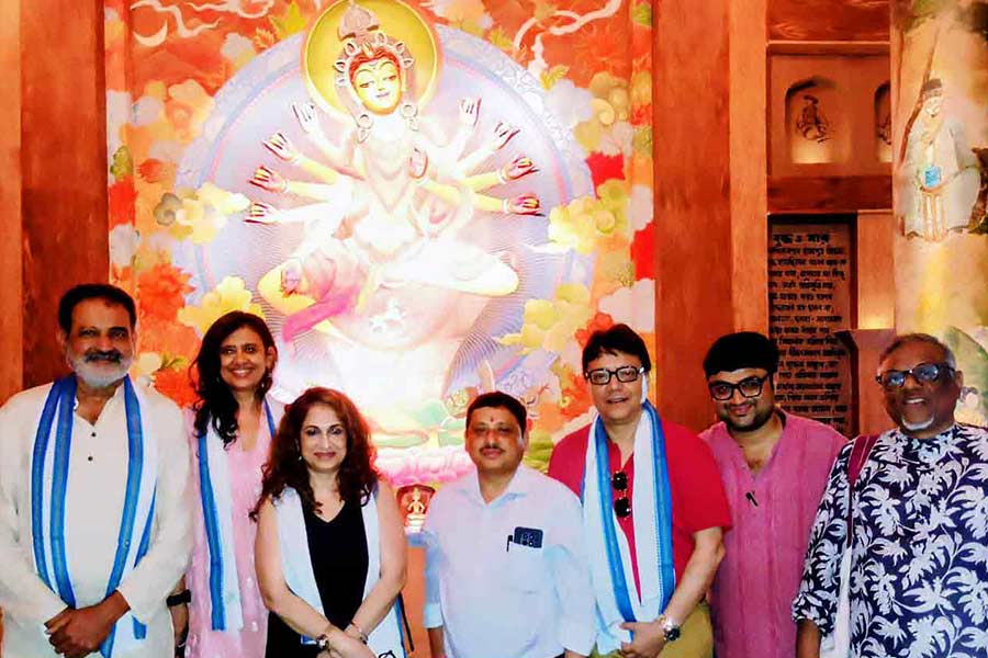 Pai with his pandal hopping troupe at Alipore Sarbajanin