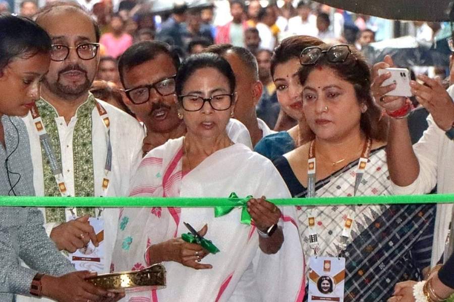 The CM cuts the ribbon at Hatibagan Sarbojanin