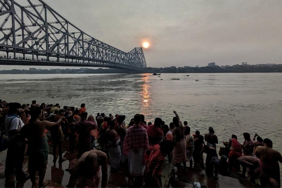 As first light broke over the Hooghly on Sunday, devotees at Kolkata’s ghats gave offerings and water in solemn prayer, their silhouettes reflecting generations of Mahalaya tradition embraced by river, ritual and remembrance