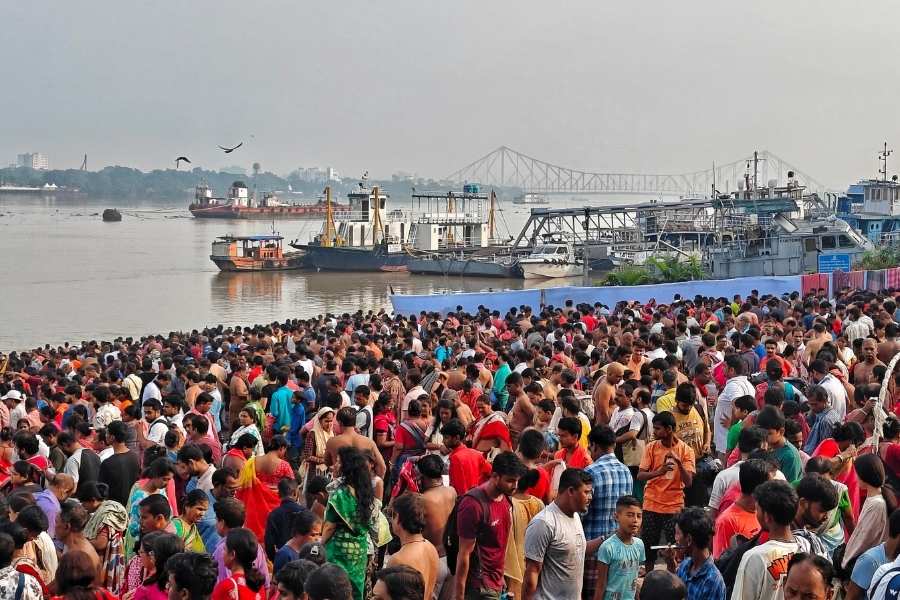 Devotees at Baje Kadamtala Ghat