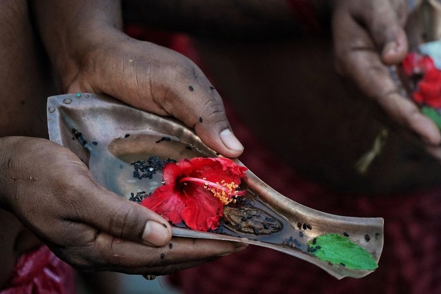 As Pitripaksha ends and Devipaksha begins, Kolkata’s ghats become a living tapestry of faith, tying present to past through the ritual of Tarpan