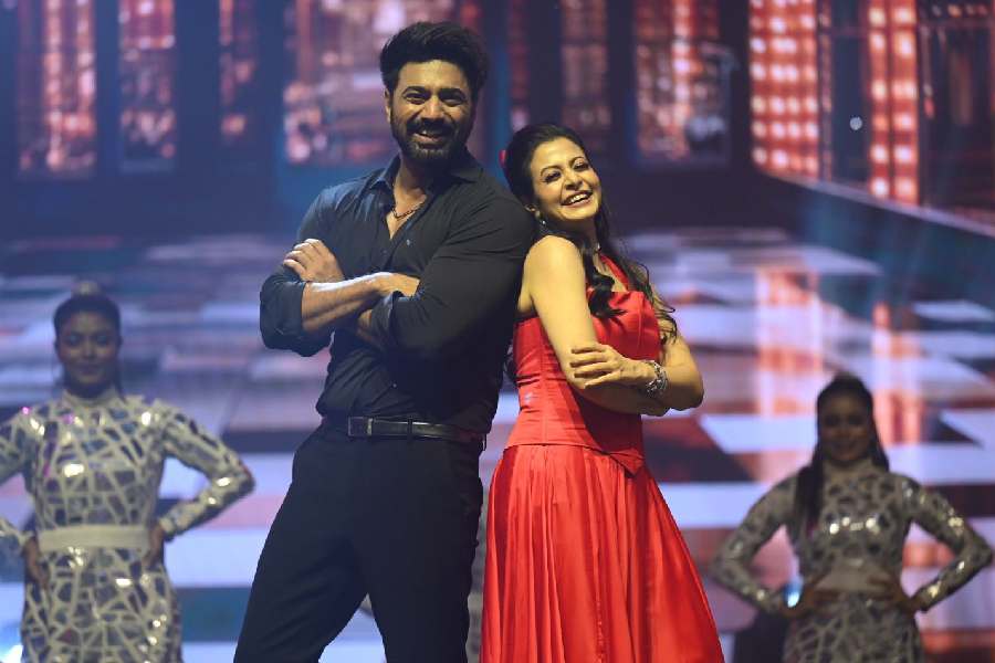 Dev also performed with Koel Mallick, his first co-star.