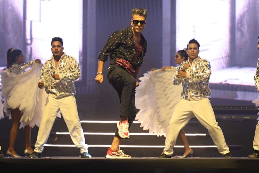 Anirban Bhattacharya, who plays the antagonist in Raghu Dakat, also performed at the event.  