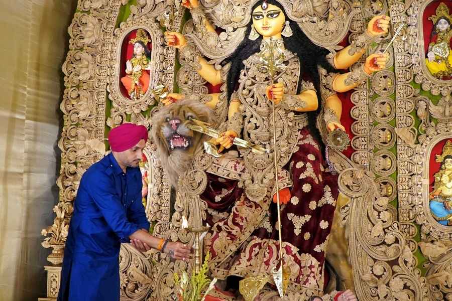 Former India cricketer Harbhajan Singh was among the special guests, bringing his aura to the evening’s celebrations and delighting the gathering of puja enthusiasts