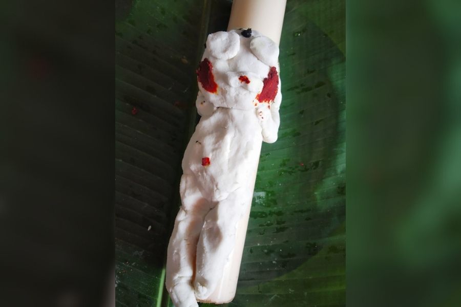 A unique sacrifice called the ‘Shatruboli’ is held on Navami, where an effigy of a demon is constructed on the stem of an arum with rice paste