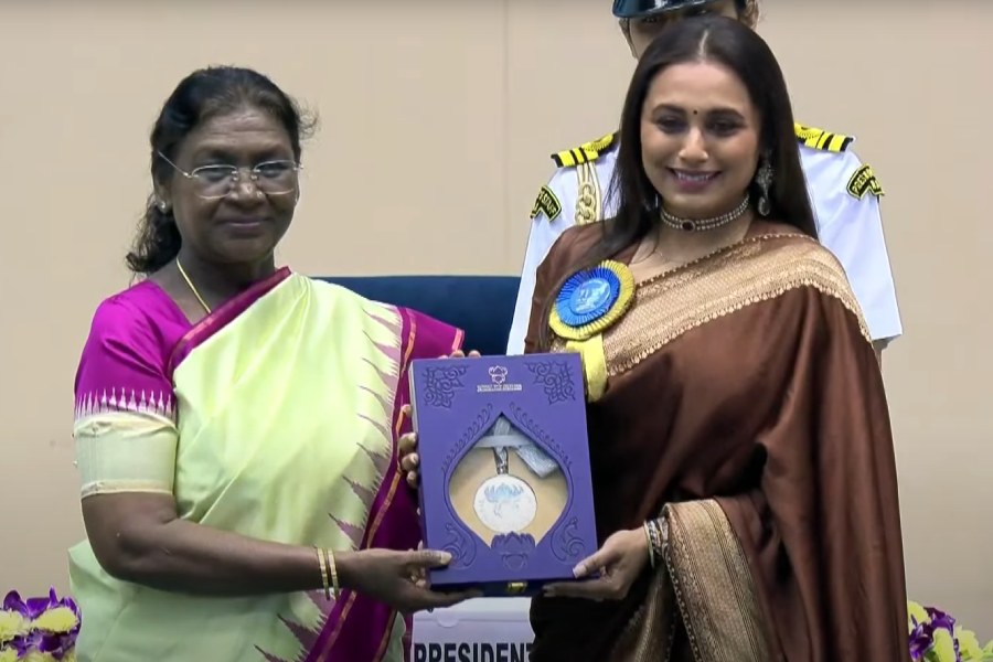Rani Mukerji receiving her first-ever National Award from President Droupadi Murmu