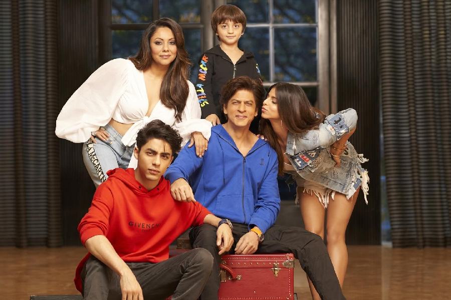 (left to right) Gauri Khan, Aryan Khan, Abram Khan, Shah Rukh Khan and Suhana Khan