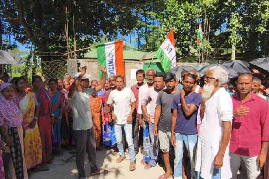 Workers demonstrate at the Subarnapur tea garden in Kranti, Jalpaiguri, on Friday. Picture by Biplab Basak