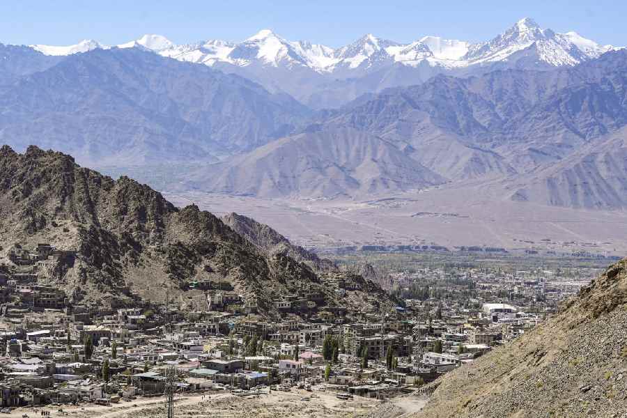 Leh: A nearly deserted town on the fourth day of curfew, in Leh, Ladakh, Saturday, Sept. 27, 2025. Police and paramilitary forces intensified patrolling and checking following the detention of climate activist Sonam Wangchuk under the NSA the previous day