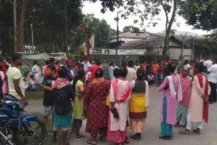 Workers gather in front of the factory of the Chinchula tea estate in Alipurduar on Saturday as the management abandoned the garden. Picture by Anirban Choudhury