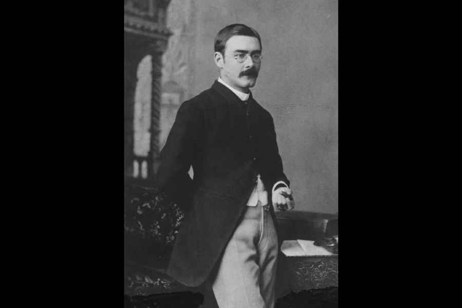 Circa 1905: Indian born English author Rudyard Kipling (1865 -1936). He wrote about Anglo-Indian society and children's stories such as,'The Jungle Book' and the 'Just So Stories'.