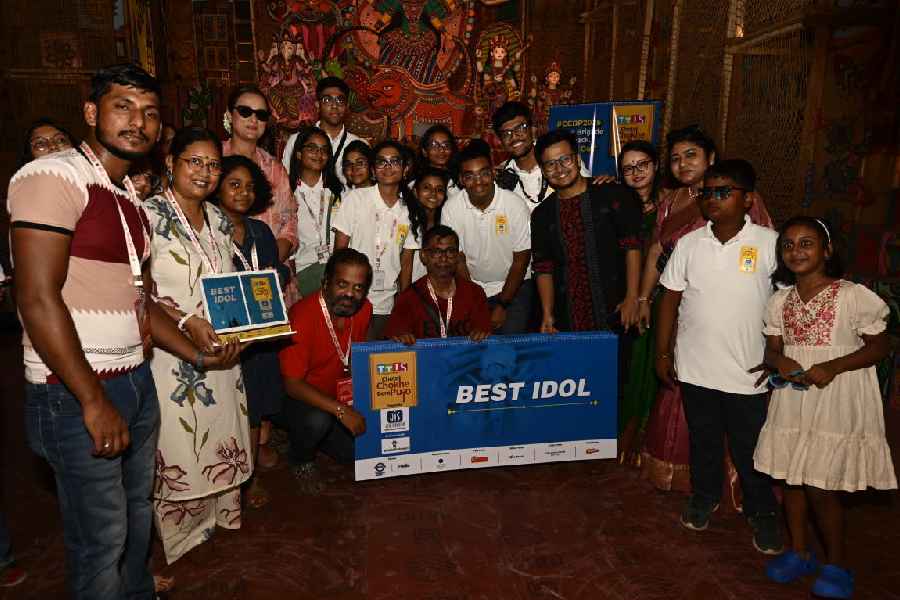 Children and the guests hand over the best idol award to Tala Barowari