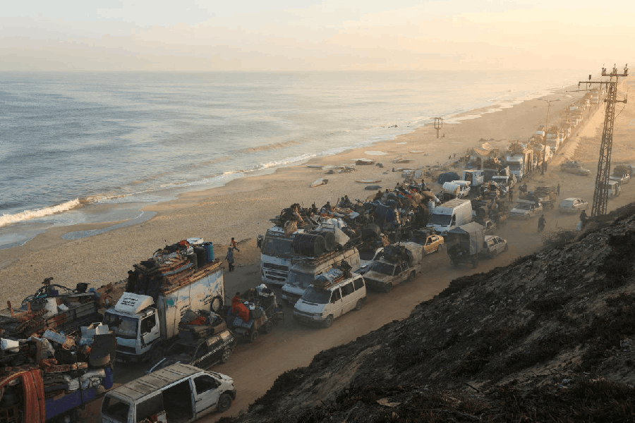 Displaced Palestinians, fleeing northern Gaza due to an Israeli military operation, move southward after Israeli forces ordered residents of Gaza City to evacuate to the south, in the central Gaza Strip, September 18, 2025.