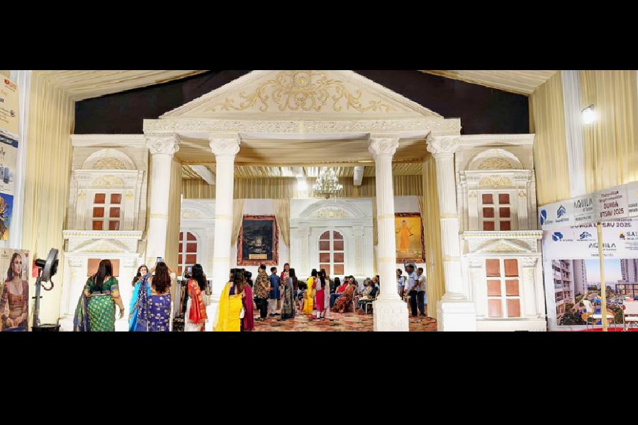 The pandal in Mumbai modelled on Calcutta’s Raj Bhavan