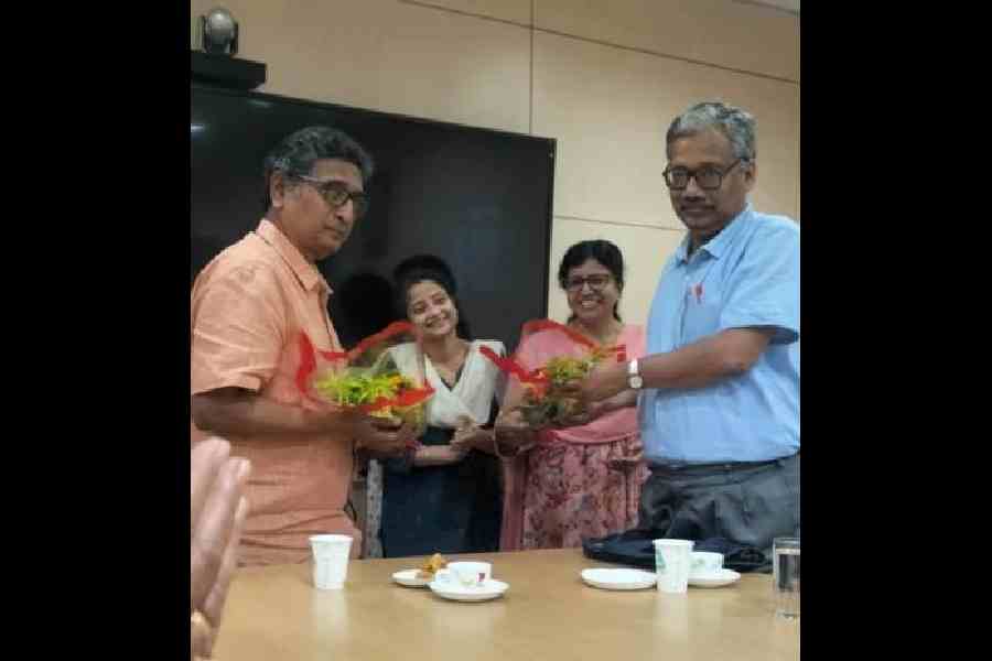 Outgoing officiating director Ayanendranath Basu welcomes new full-term director (right) Amartya Kumar Dutta at ISI, Calcutta, on Monday. Basu’s tenure ended on March 30