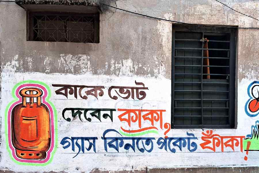 Graffiti in north Calcutta highlighting the LPG crisis.
