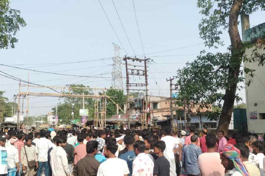 People block the Mothabari-Kaliachak state highway on Wednesday, protesting against the deletion of their names.