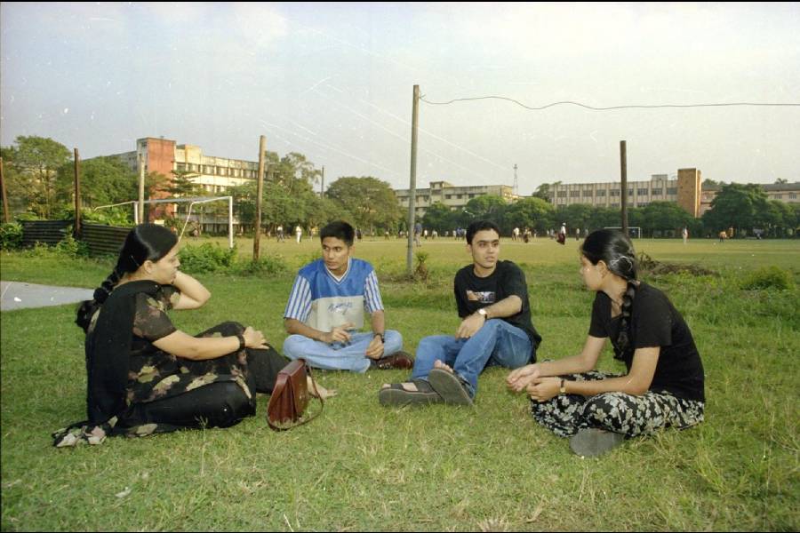 Students chat in a mixed language