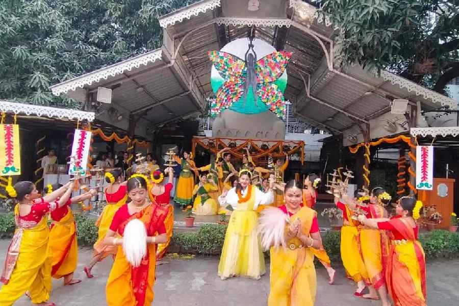 Students bow down and pay their respect to the godess of wisdom