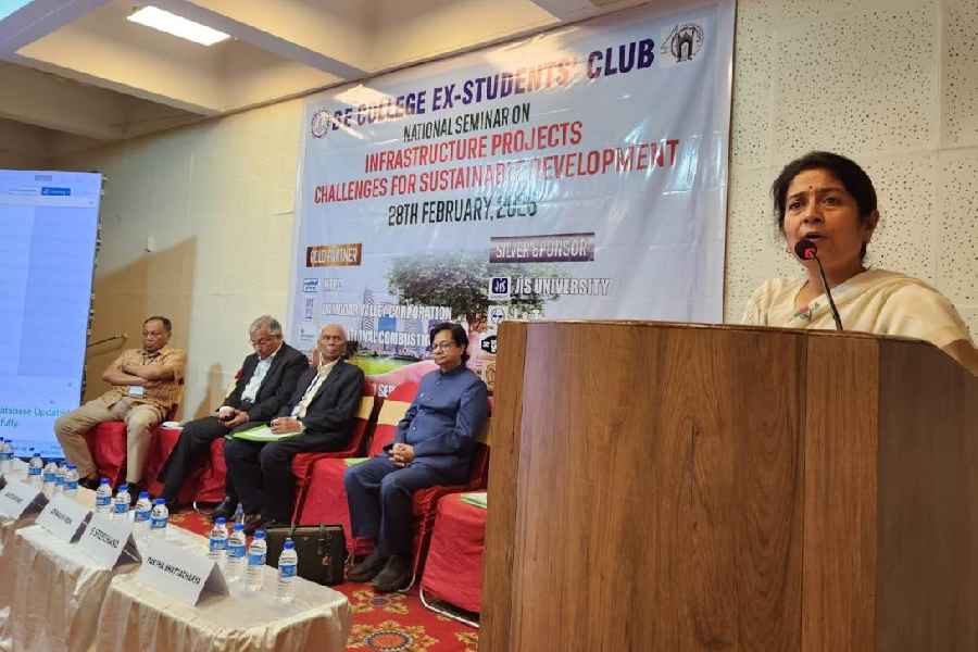 Senior bureaucrat Antara Acharya delivers a talk on sustainable development at BE College Ex Student’s Club.