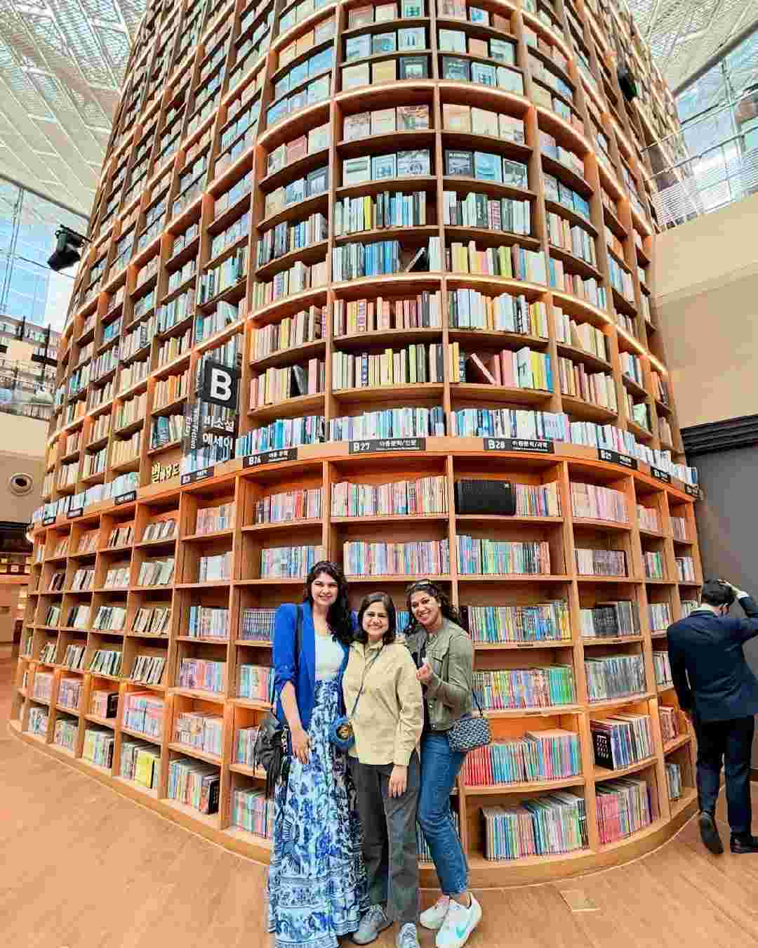 During her trip, Anshula also visited the Starfield Library in Seoul. 