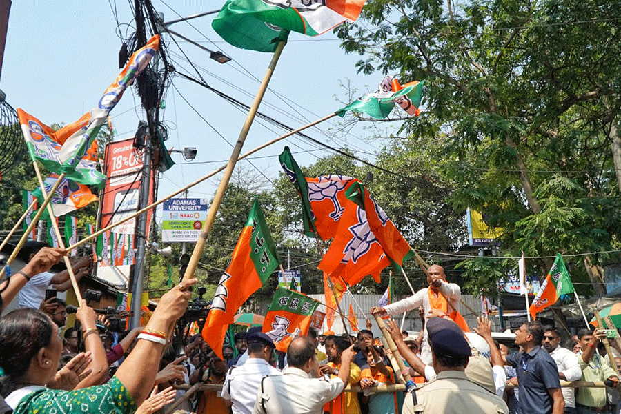 Clash between TMC and BJP supporters during Amit Shah's visit at Survey building