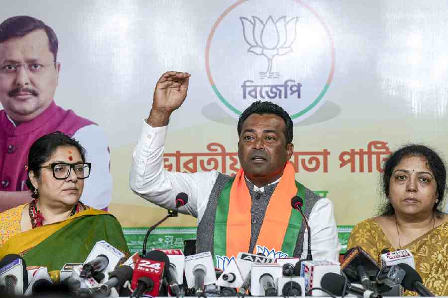 Leander Paes addresses a press conference beside Locket Chatterjee and Shashi Agnihotri
